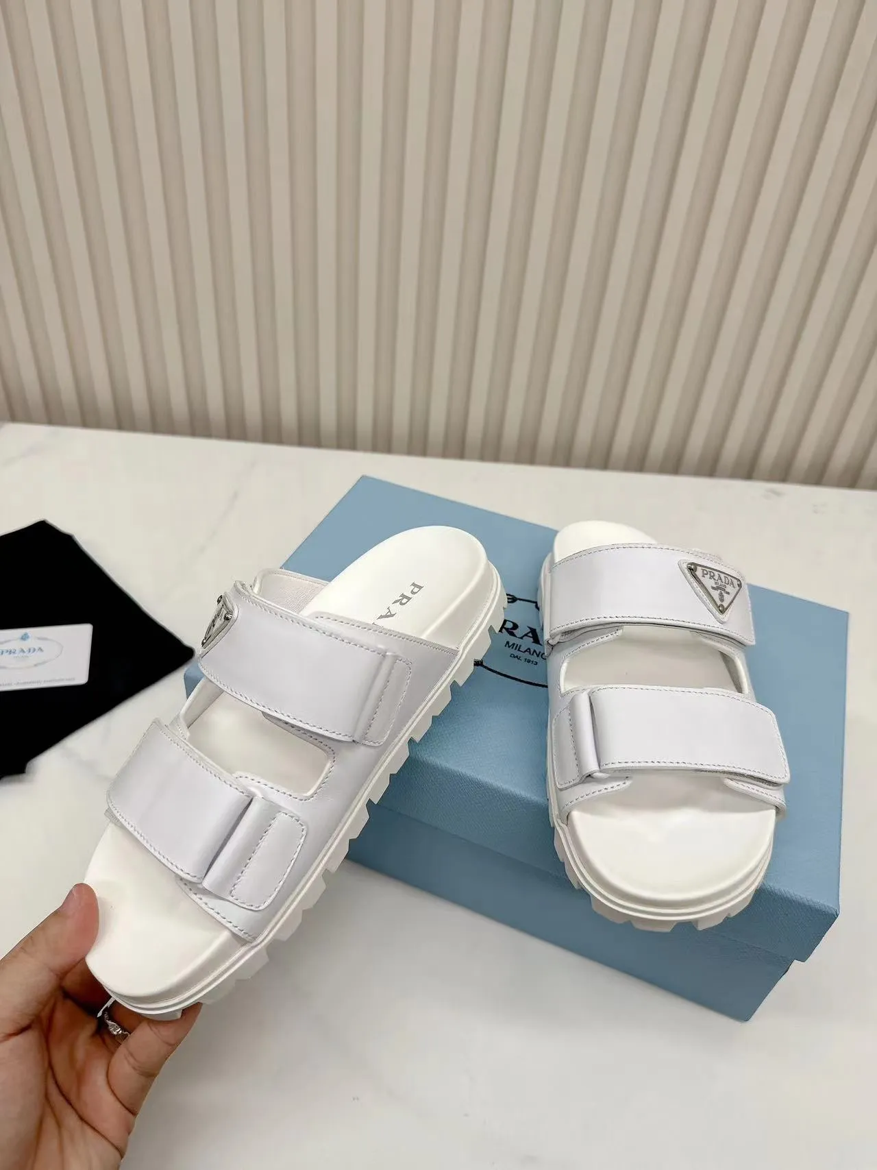 👟👟Ex-factory price 460👟👟 Prada2025’s latest Prada slippers, the slippers reveal a feminine atmosphere in a minimalist design. Triangular logo embellishment is eye-catching. Upper calfskin metal triangle logo 2 cm rubber sole Concave sole pattern Rubber sole Size 35---41